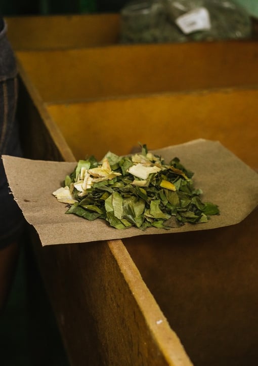 hojas de plantas medicinales secas sobre un papel cafe