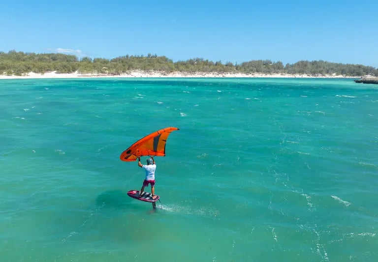 Wingfoil en navigation à la baie de Sakalava devant Ocean Lodge Madagascar