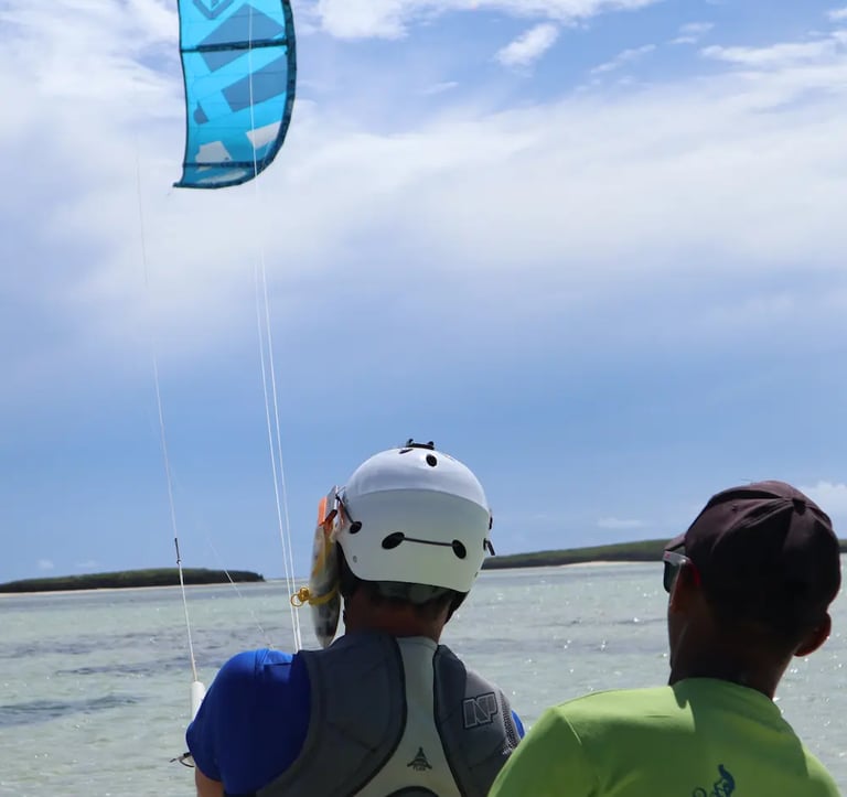 Élève en cours de kitesurf avec moniteur à la baie de Sakalava devant Ocean Lodge Madagascar