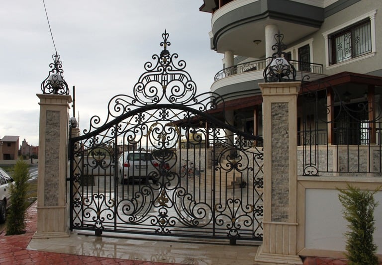 Portail de garage en fer forgé noir et or