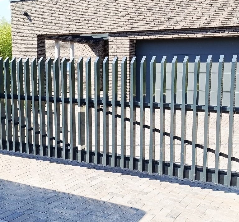 Stumdomi vartai iš aliuminio su aliuminio "šukų" užpildu