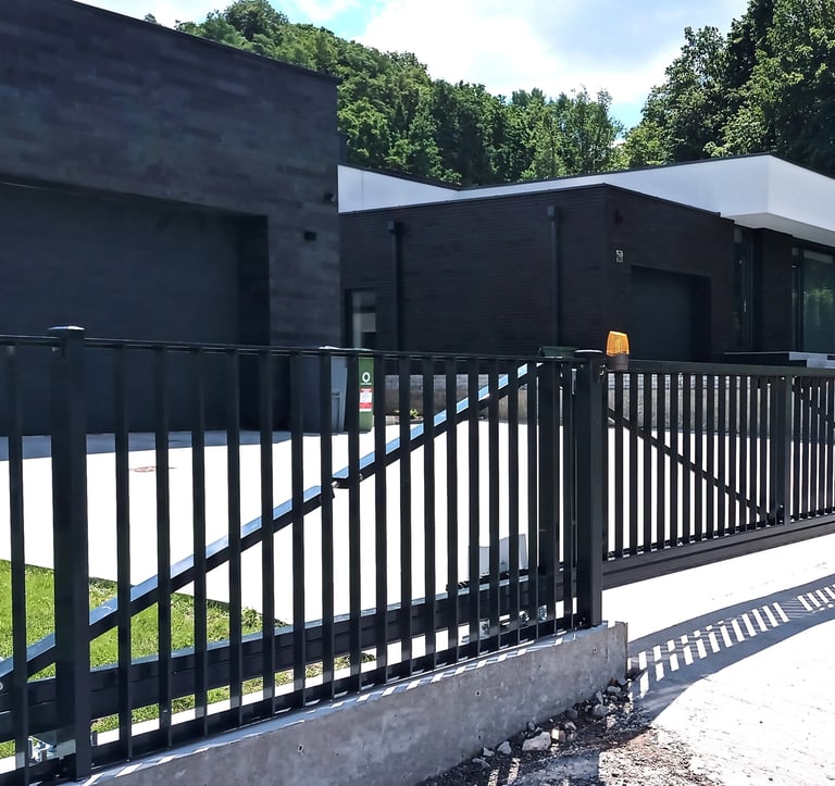 stumdomi vartai su vertikaliai išdėstytais 40x10 aliuminio profiliais ir greitaeige KEY Sun automatika vartams