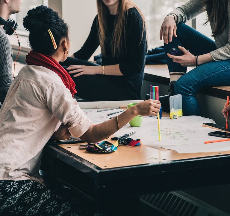 personnes détendues et bien être au travail