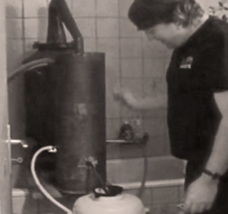 Monsieur Guilloud entrain de distiller dans sa salle de bain