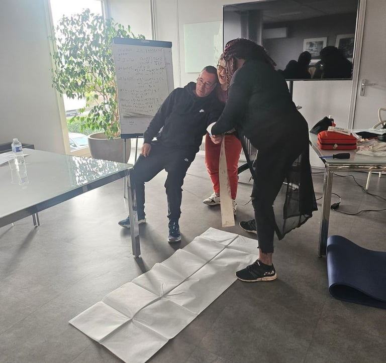Formation aux gestes et soins d'urgence avec du matériel professionnel