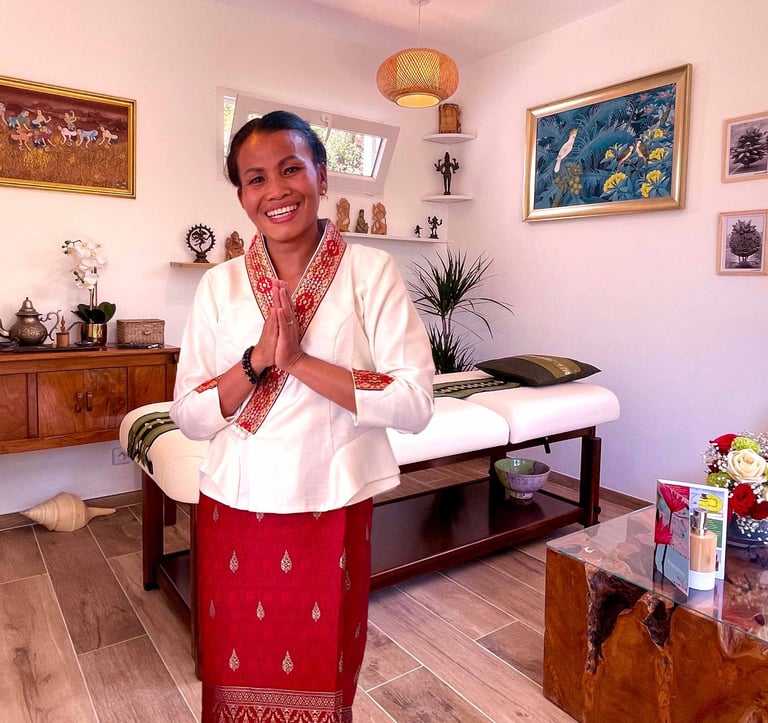 masseuse thaïlandaise dans un salon;on de massage
