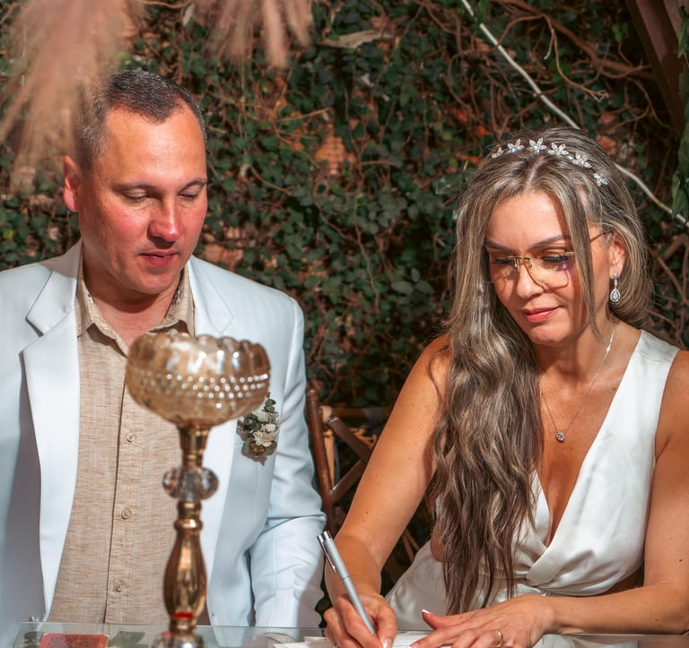 Novios en boda civil firmando ante notario.