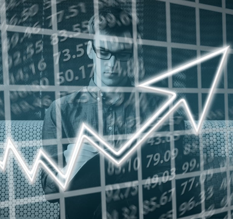 Um homem em vestes formais usando óculos criando gráficos de análise de dados