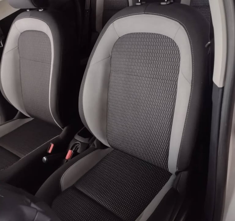 Higienização interna de veículo em Campinas — bancos dianteiros limpos, tecido sem manchas.