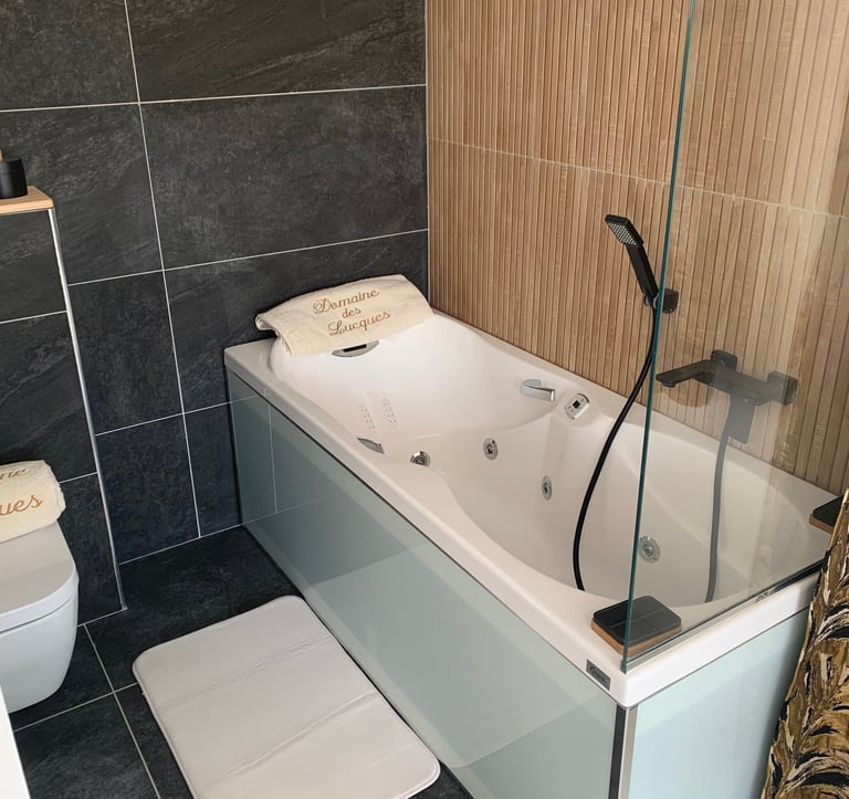 Bath tub with shower hose for spa and hydrotherapy at Domaine Des Lucques