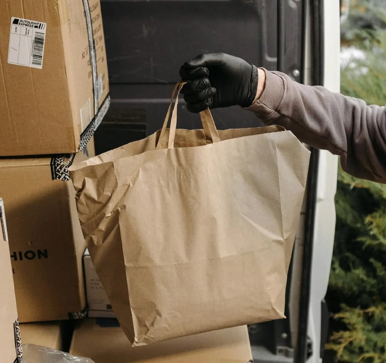 Paquetes siendo subidos a un camion de mudanzas.