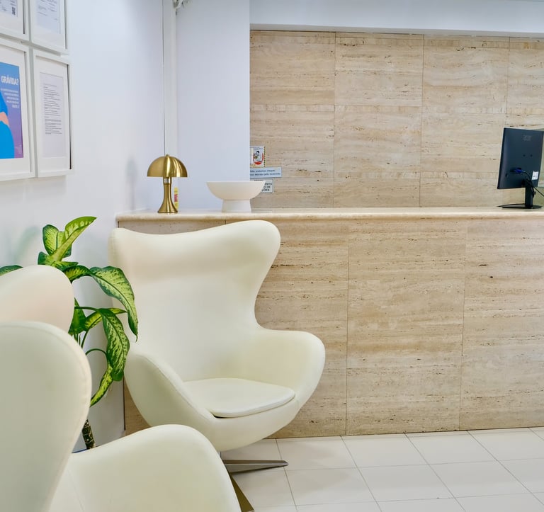 Sala de tratamento equipada para implantes dentários e dentes fixos em 1 dia em Setúbal.