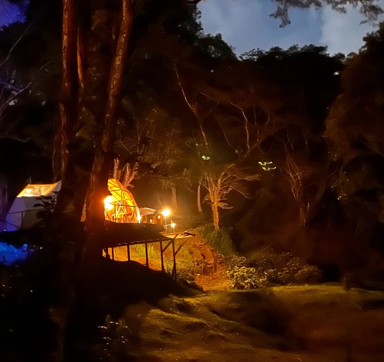 Glamping bajo los arboles y la noche en Casa Quincha Glamping cerca de Bogota