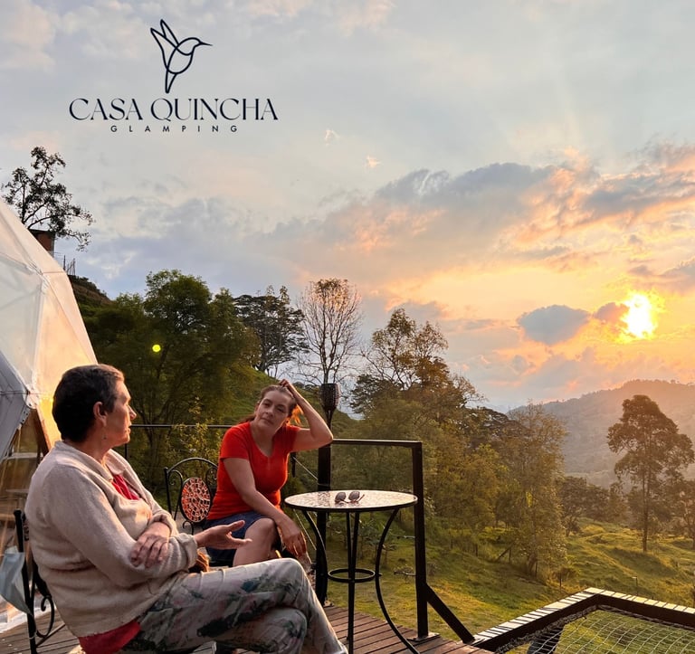 Compartir recuerdos viendo el hermoso atardecer en Casa Quincha Glamping