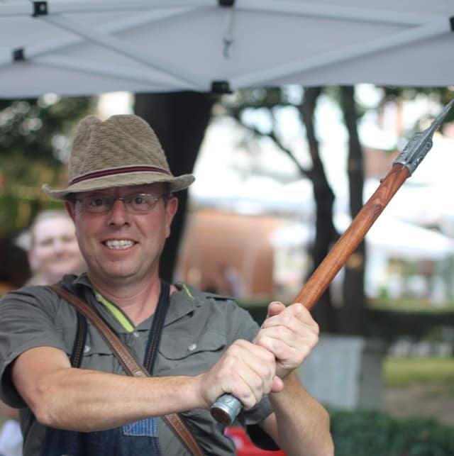 Основателят на Hedgie Wilder Дом и Градина, стоящ в Куртово Конаре, България