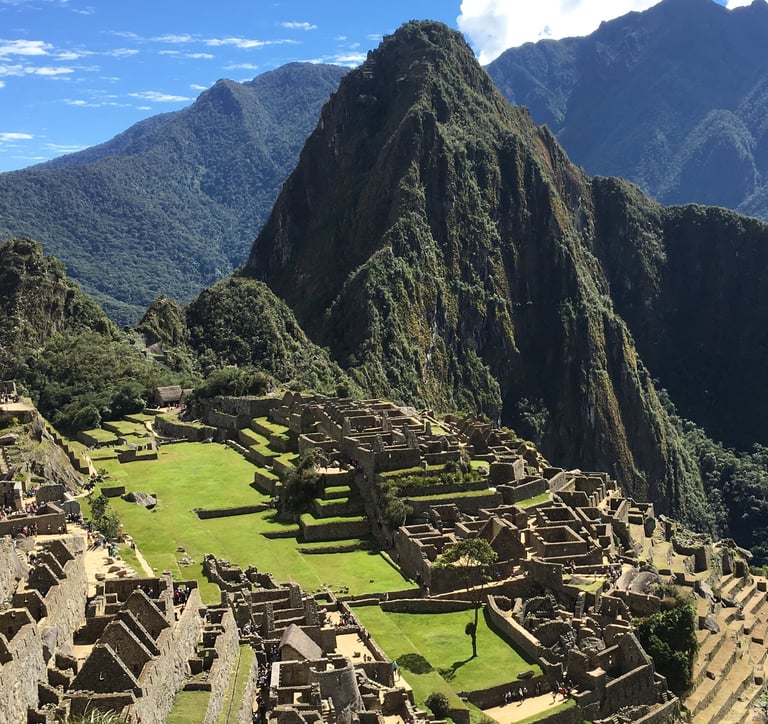 Vue emblématique du Machu Picchu, cité inca perchée entre montagnes et nuages, joyau sacré du Pérou.