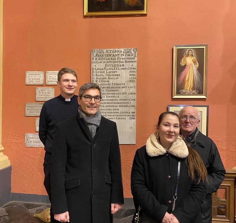Photo de groupe : Léa Cenini, Père Grégory, Benjamin Dumortier, Jean-Marie Dehaudt