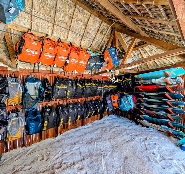 Équipement de kitesurf récent à l'école Ocean Lodge, Baie de Sakalava. Ailes et planches de l'année.