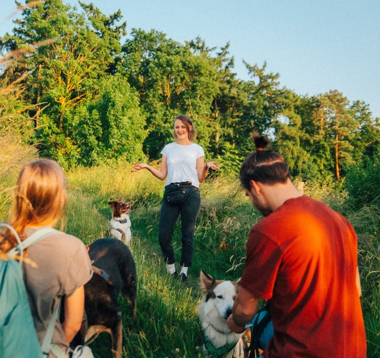 Einfühlsame Coachingszene im Grünen – persönliche Begleitung für Mensch-Hund-Teams bei Takoda