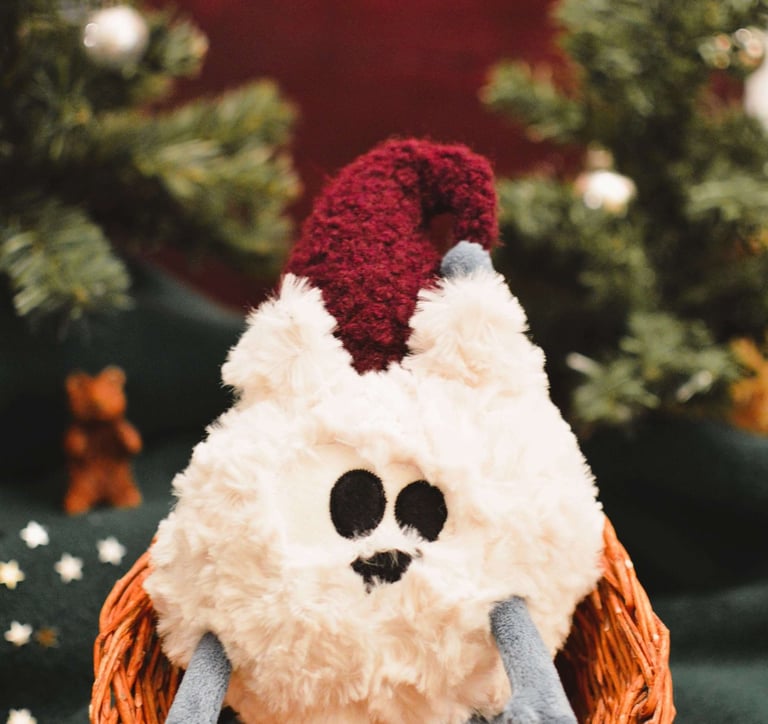 Groumpf en peluche artisanale en tissu, cousu main, représentant une création saisonnière et une col