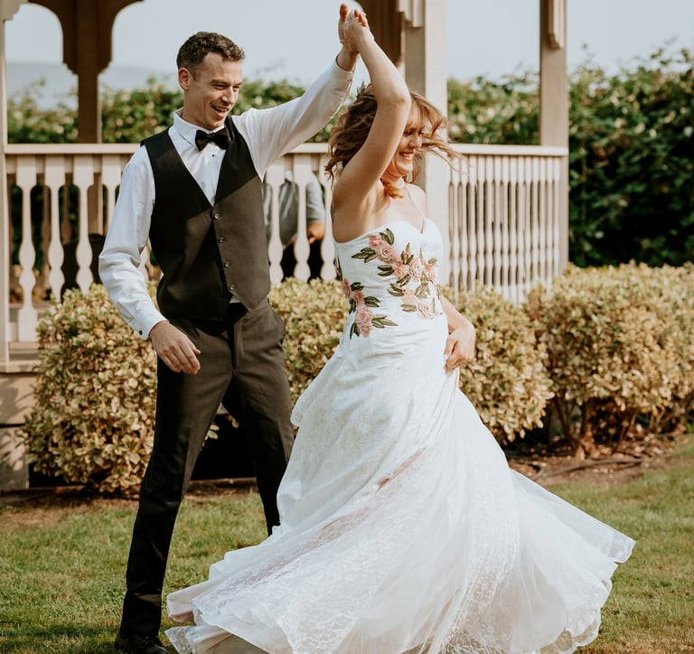 kirkland house wedding photoshoot dancing