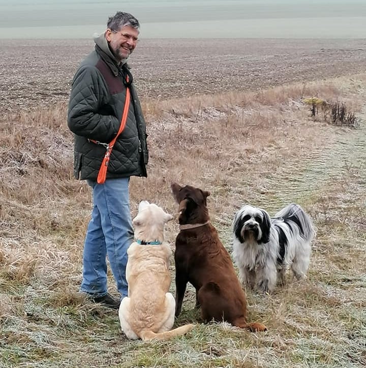 Martin beim Gassi mit 3 Hunden.