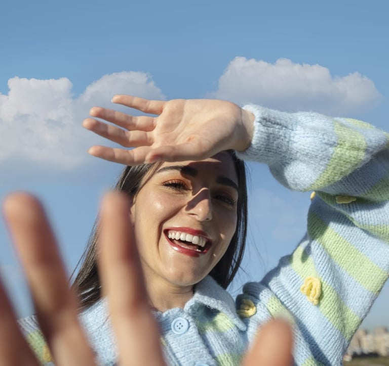 mujer sonriendo libre de ataques de pánico