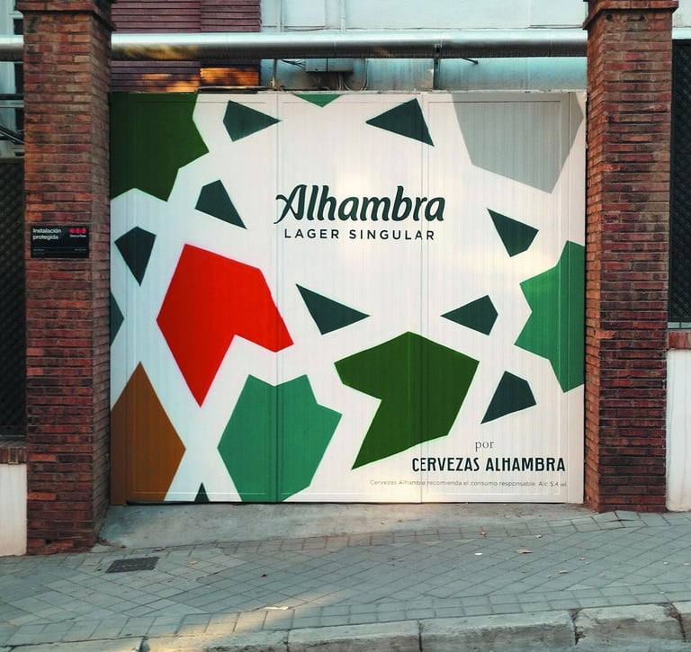 Graffiti mural en fachada fábrica Cervezas Alhambra. Para la campaña publicitaria de Grupo Mahou.