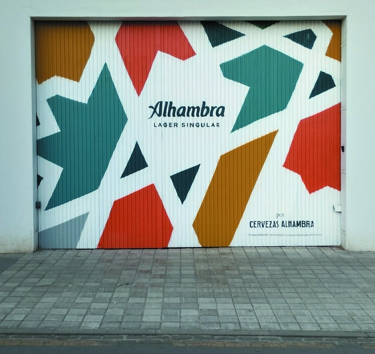 Graffiti mural en fachada fábrica Cervezas Alhambra. Para la campaña publicitaria de Grupo Mahou.
