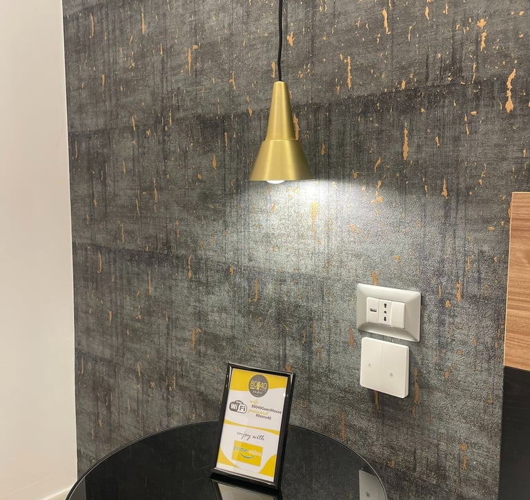 Camera da letto elegante con letto matrimoniale, arredamento moderno e luminoso, ideale per un riposo confortevole