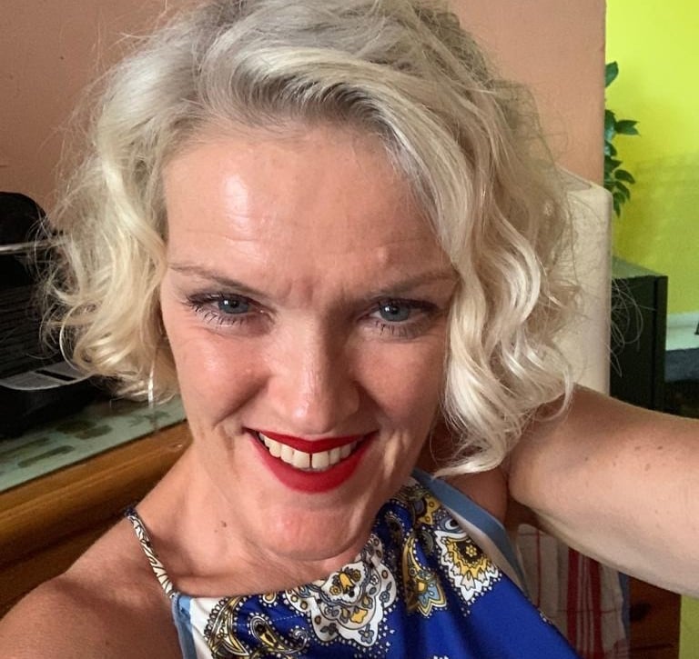 Mulher loira sorrindo