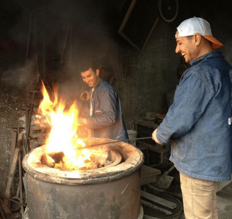 Demirci Salah Usta ekip calismasi geleneksel yöntemlerle el işçiliği ile yapılan ferfoje sanatının önemine inaniyoruz