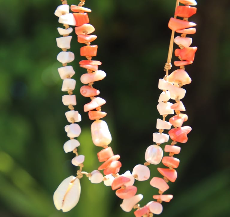 Collier en coquillages perles de cultures blanches et cauris