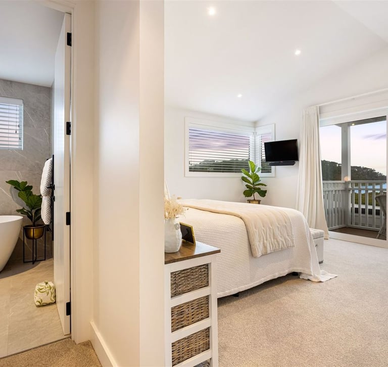 master bedroom and ensuite - Highend Homes Riverhead
