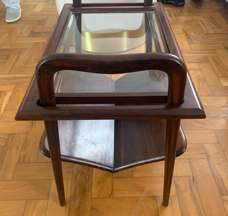 Porta-revistas restaurado com bandeja removível em mesinha de imbuia antiga