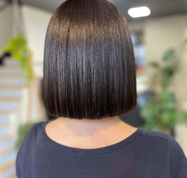 une femme avec une coupe courte et une coupe noire