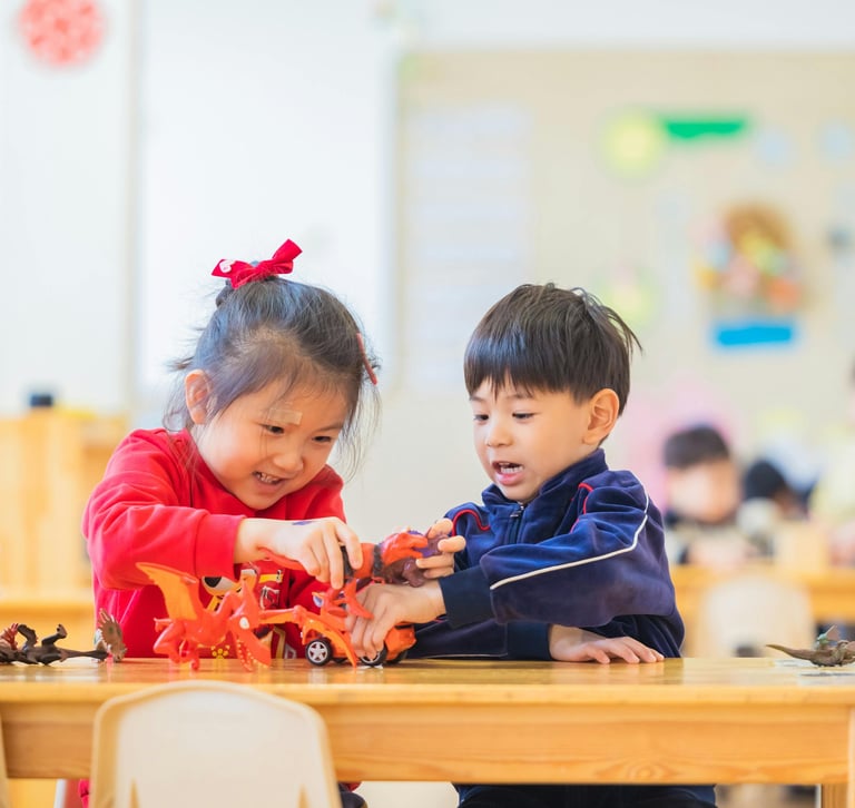 dos niños jugando en clase