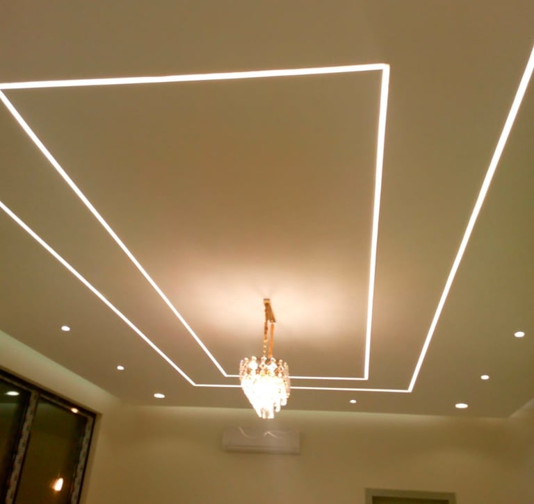 تصميم سقف جبس حديث مع إضاءة LED مخفية للمنازل والمكاتب في الرياض المملكة العربية السعودية