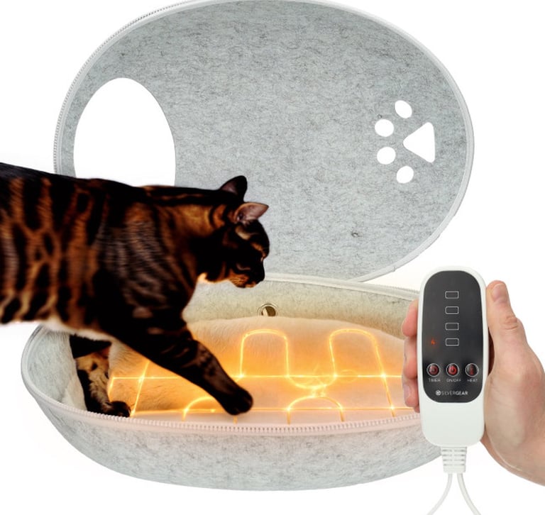 Cyperse kat in een Silvergear verwarmde kattenmand met een weergave van de interne warmte-elementen