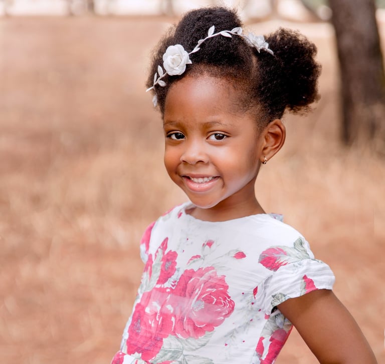 niña sonriendo en el campo