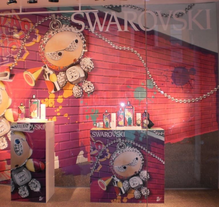 Vetrina Swarowsky ispirato allo street art/pop, sfondo mattoni- AMK Solutions