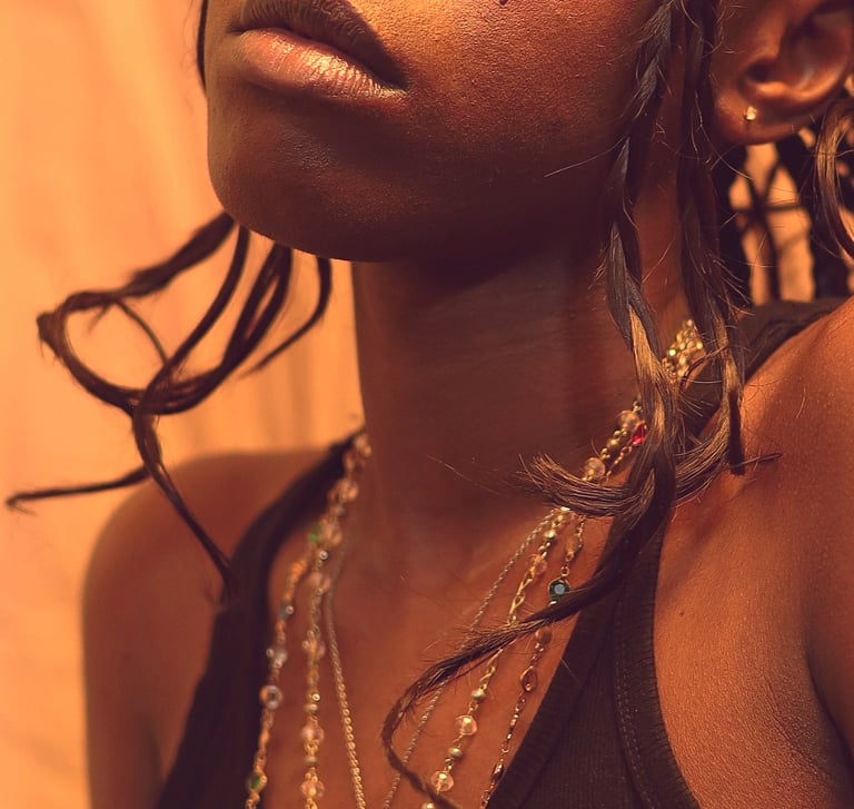 Photographie commercial, femme mannequin, collier, studio Brunoy - Paris