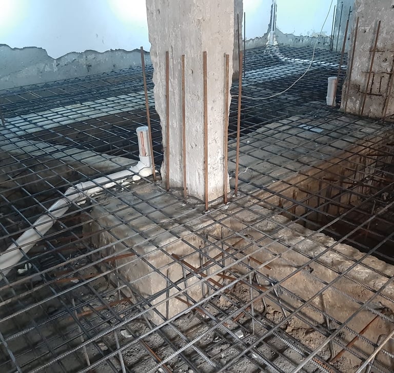 Bir yapının güçlendirme ve onarım aşamalarını gösteren fotoğraf.