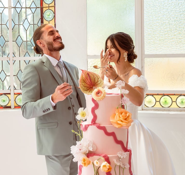 Mariage haut de gamme avec mariés et wedding cake design dans une scénographie aux couleurs pastels