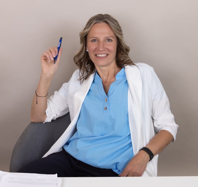 jana wappler sitzend und lächelnd mit kunden und klienten sprechend