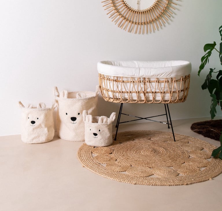 Handgemaakt Childhome rotan wiegje met natuurlijk vlechtwerk in een sfeervolle boho babykamer