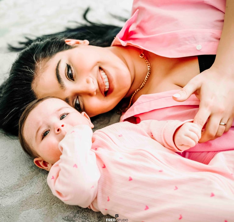 Mother and baby cuddling on bed – Fred Art Studio lifestyle session