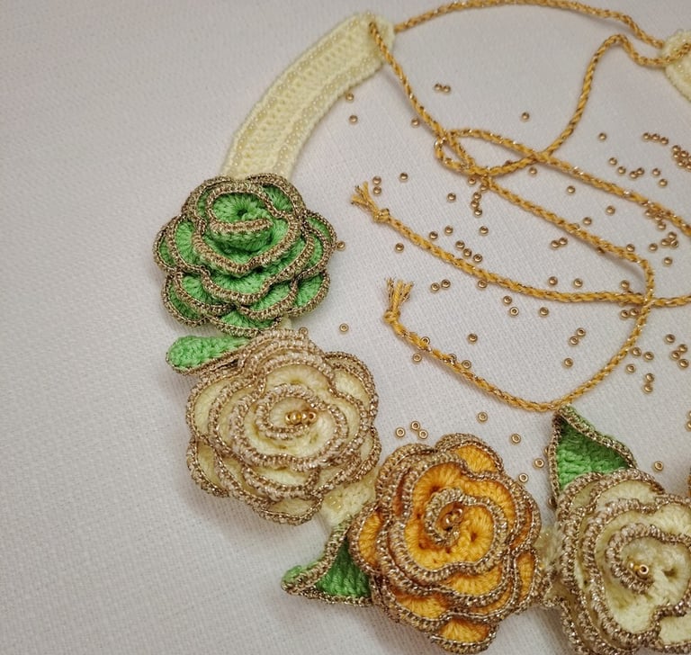 collier femme crocheté dans des fils coton fin vert jaune et or