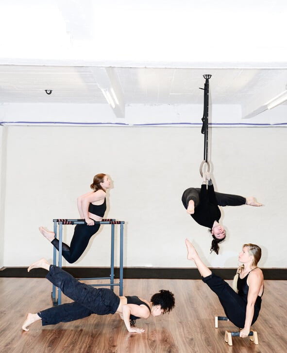 Groep mensen voert diverse acrobatische trucs uit bij De Polecats Fabriek in Gent
