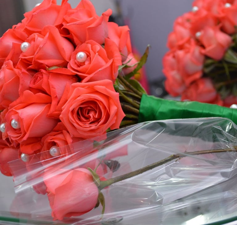 "Bouque de noiva e arranjos de flores para casamento e 15 anos"